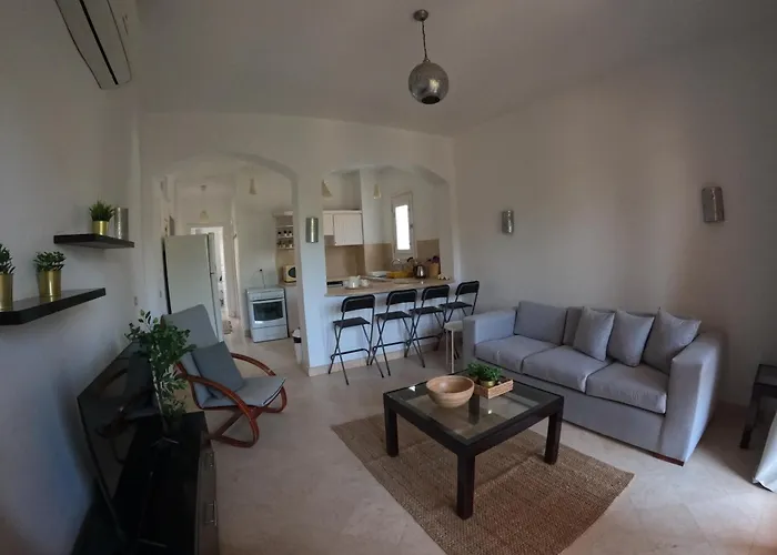 South Marina Poolside 2-bedroom Terrace Sleeps 4-persons דירה אל גונה