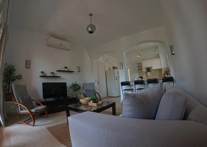 South Marina Poolside 2-bedroom Terrace Sleeps 4-persons Apartment El Gouna
