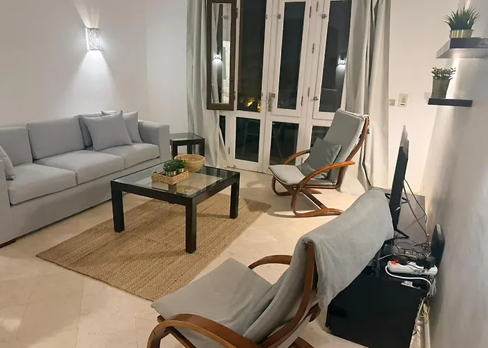 South Marina Poolside 2-bedroom Terrace Sleeps 4-persons