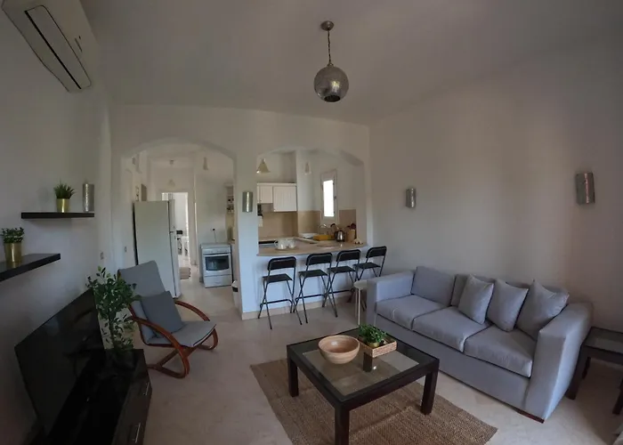 South Marina Poolside 2-bedroom Terrace Sleeps 4-persons