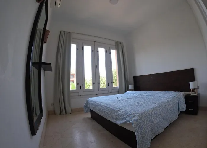 South Marina Poolside 2-bedroom Terrace Sleeps 4-persons Apartment