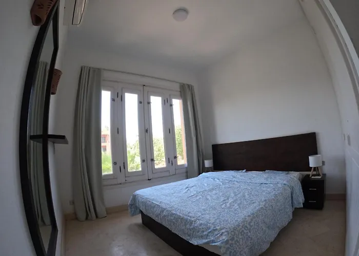 South Marina Poolside 2-bedroom Terrace Sleeps 4-persons דירה