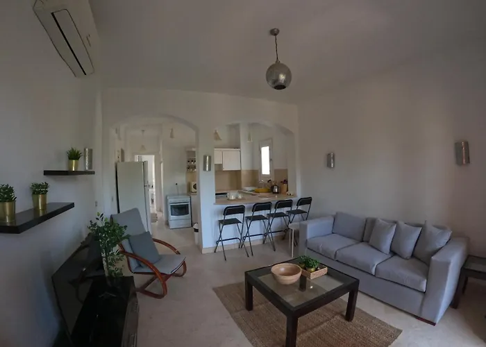 South Marina Poolside 2-bedroom Terrace Sleeps 4-persons Apartment