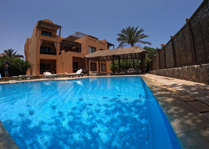 South Marina Poolside 2-bedroom Terrace Sleeps 4-persons דירה אל גונה