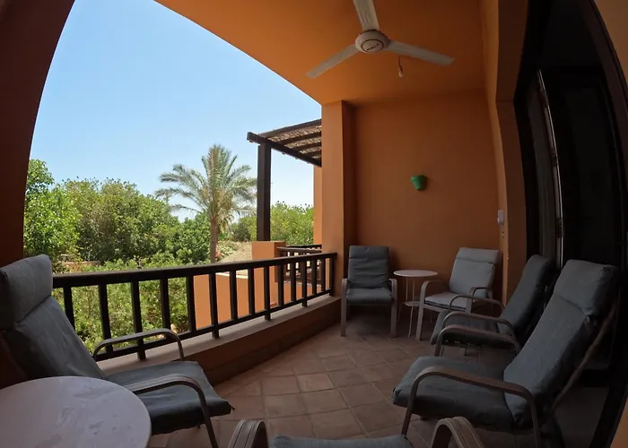 South Marina Poolside 2-bedroom Terrace Sleeps 4-persons אל גונה